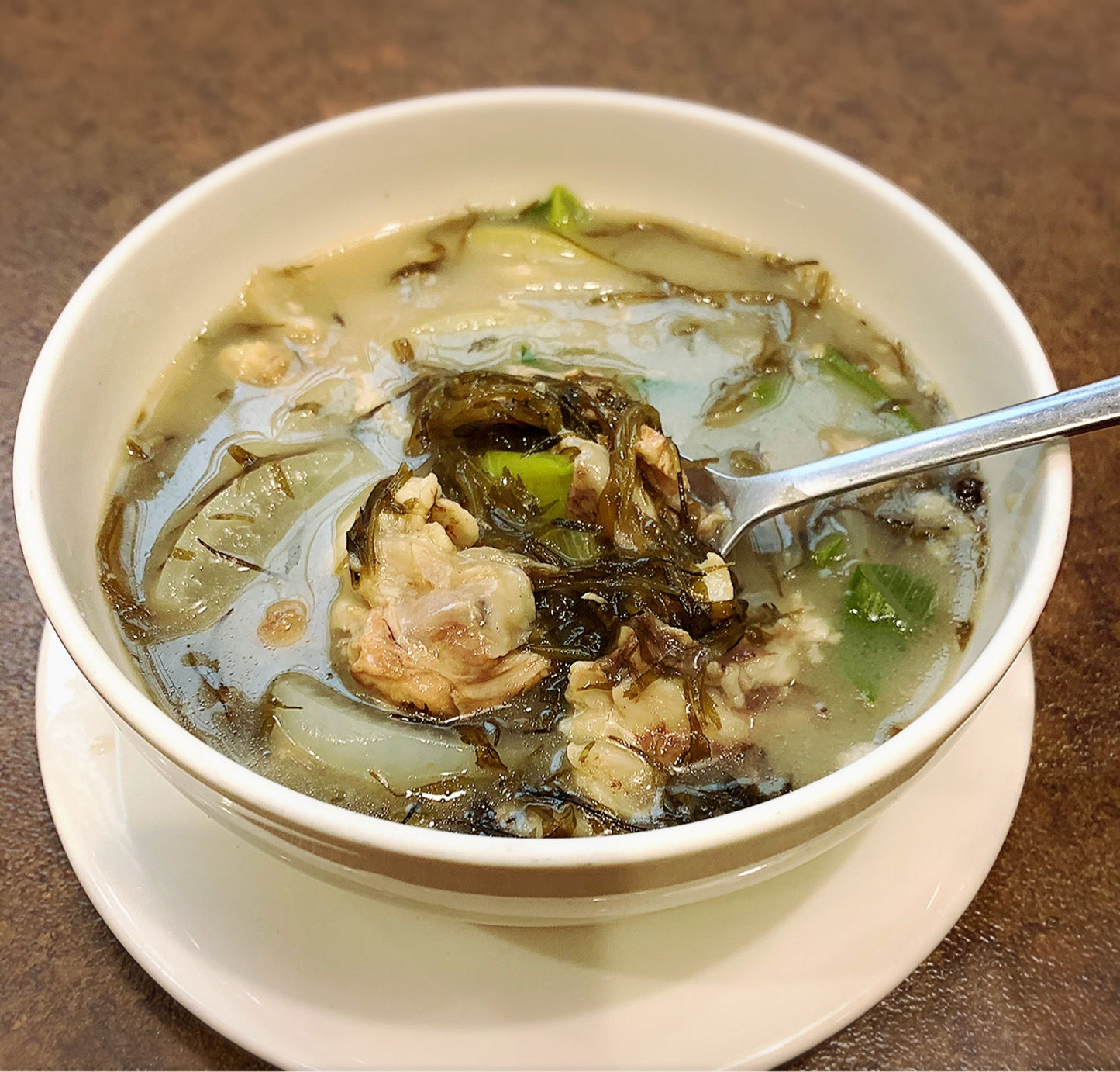 モンスープ(海藻と豚骨のスープ)